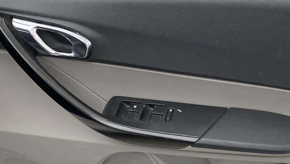 2017 Tata Tiago XZA PETROL, Petrol, Automatic, 72,447 km, Driver Side Door Panels Control