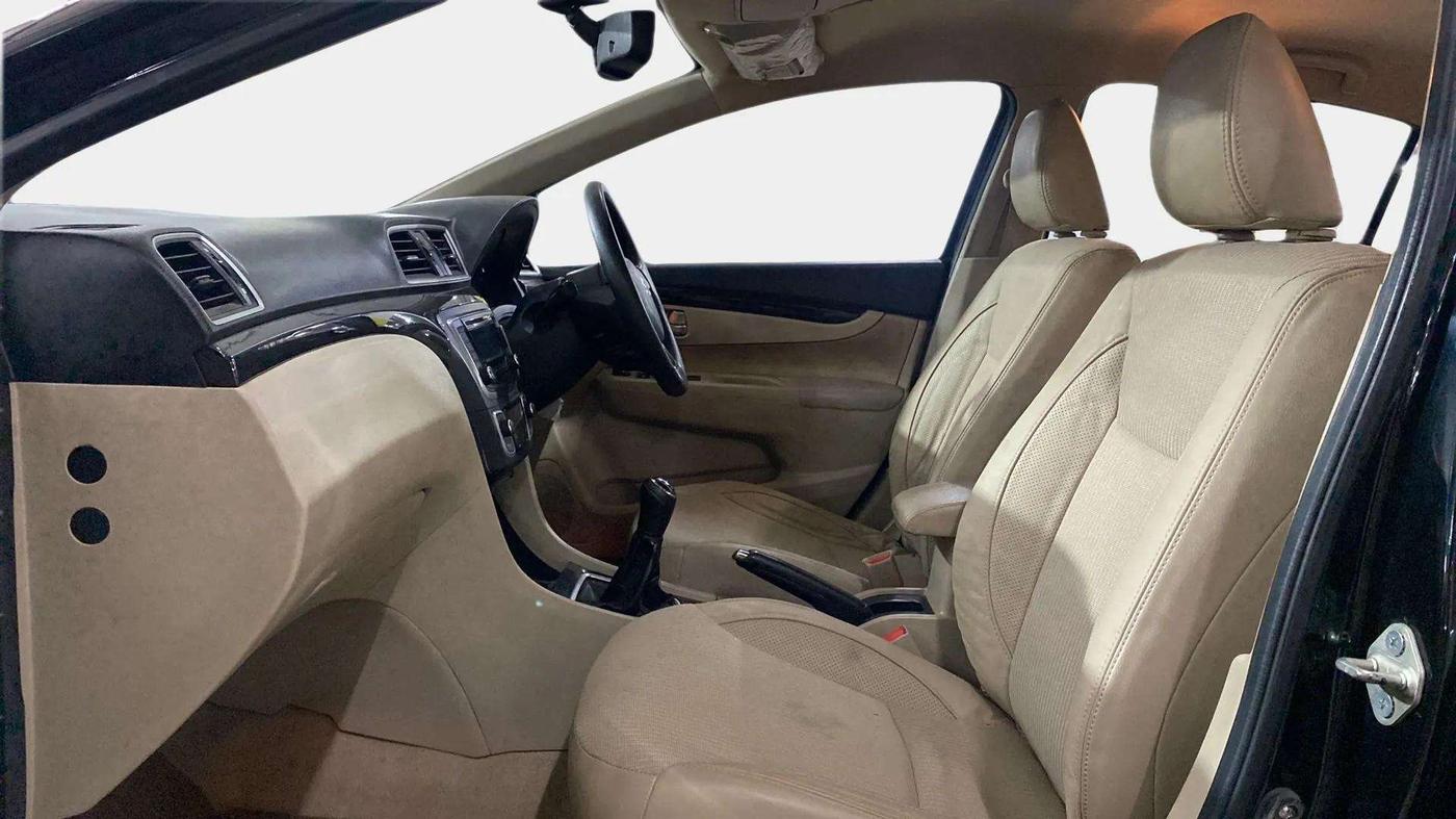 2015 Maruti Ciaz ZXI, Petrol, Manual, 53,361 km, Right Side Front Door Cabin