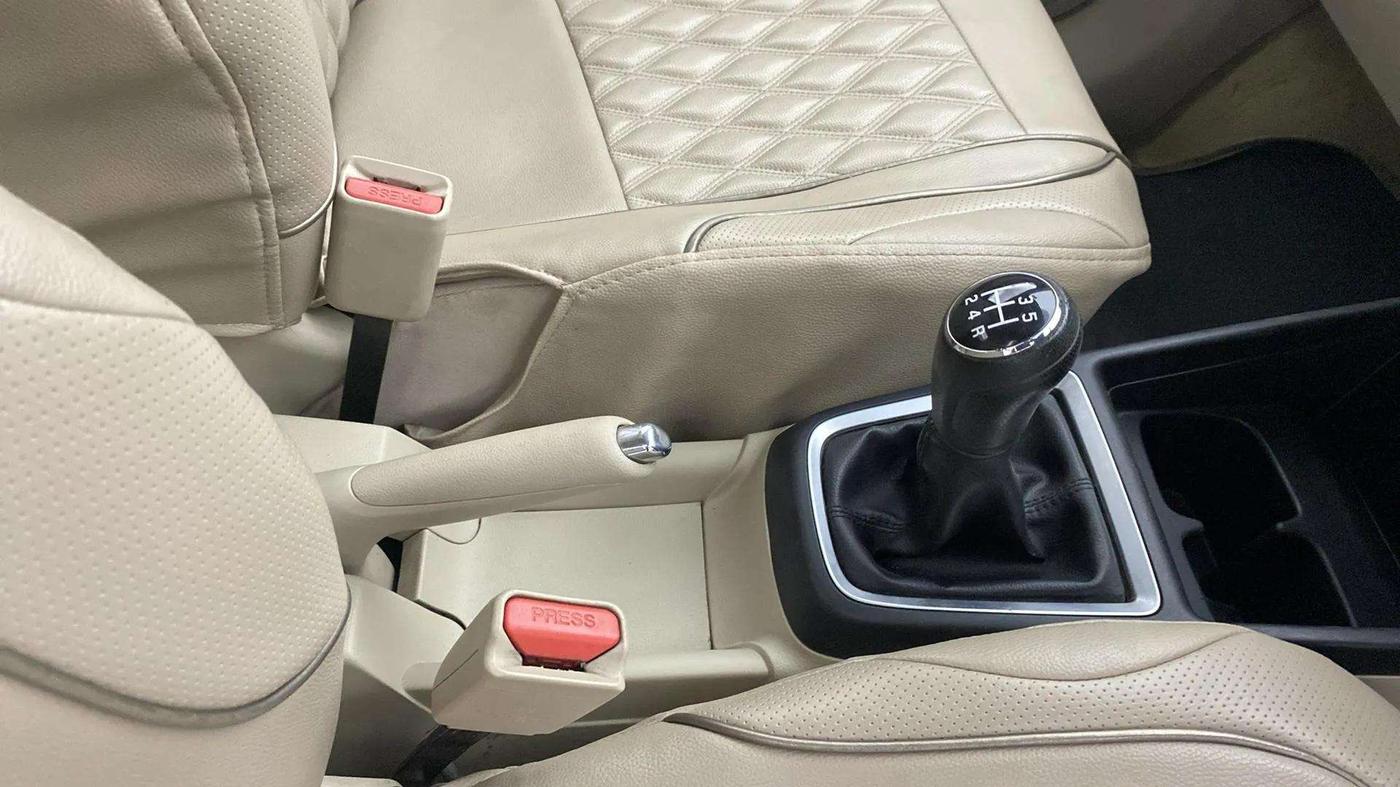 2017 Maruti Dzire ZXI, Petrol, Manual, 34,903 km, Gear Lever