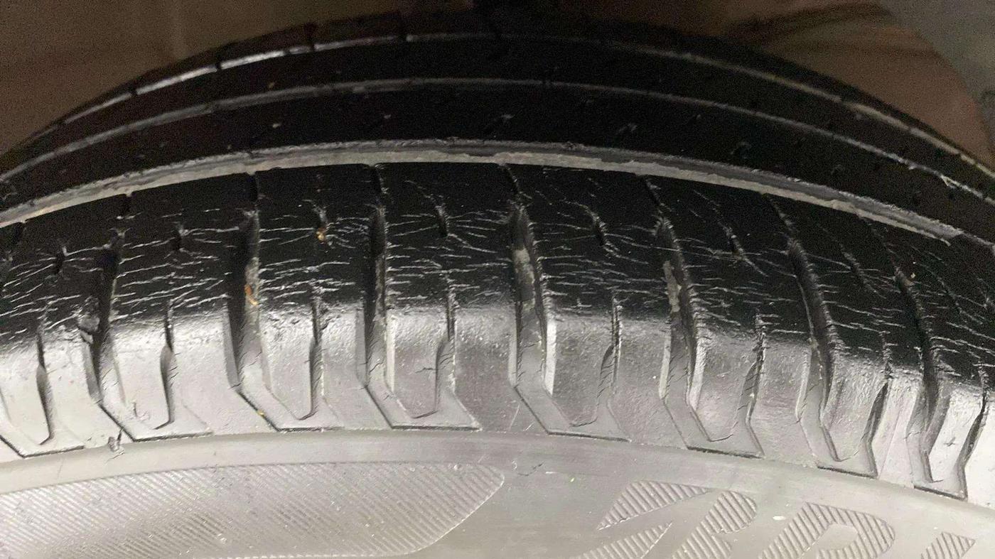 2017 Maruti Dzire ZXI, Petrol, Manual, 34,903 km, Right Front Tyre Tread