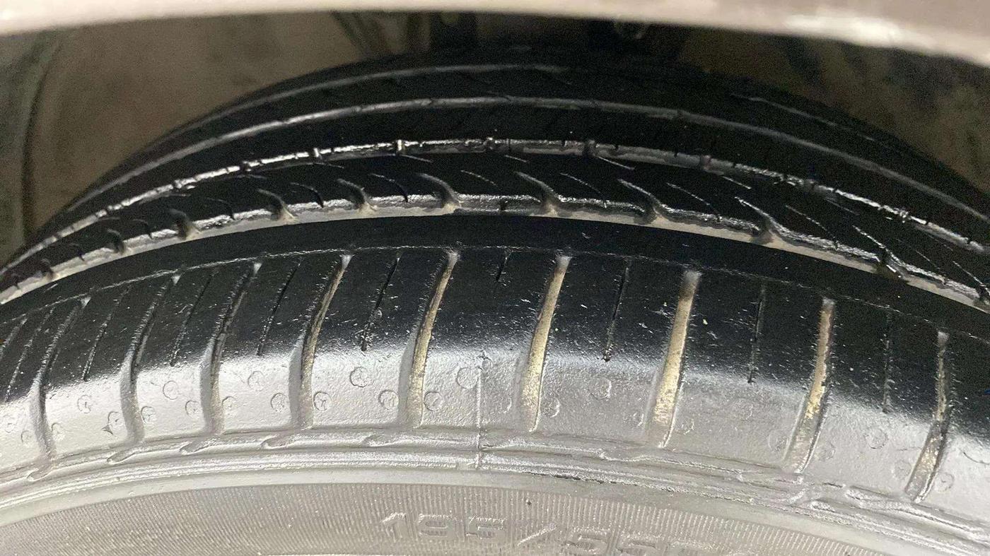 2018 Volkswagen Ameo HIGHLINE PLUS 1.5L AT 16 ALLOY, Diesel, Automatic, 45,989 km, Right Front Tyre Tread
