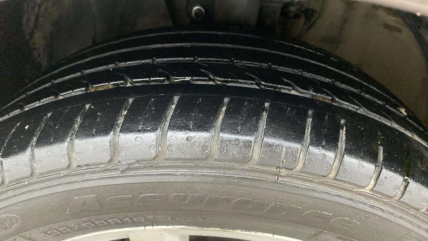 2018 Volkswagen Ameo HIGHLINE PLUS 1.5L AT 16 ALLOY, Diesel, Automatic, 45,989 km, Left Front Tyre Tread