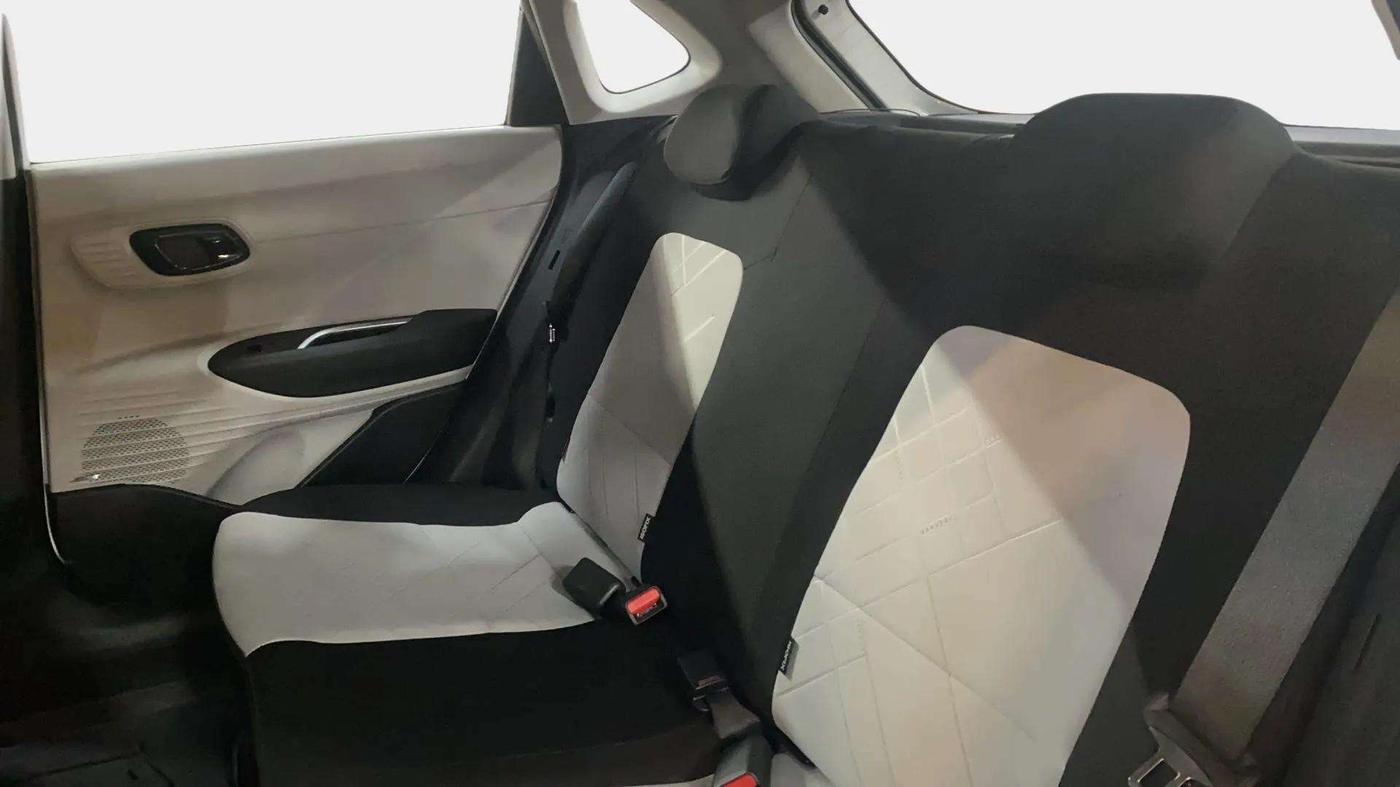 2023 Hyundai NEW I20 ASTA 1.2 MT, Petrol, Manual, 4,077 km, Right Side Rear Door Cabin
