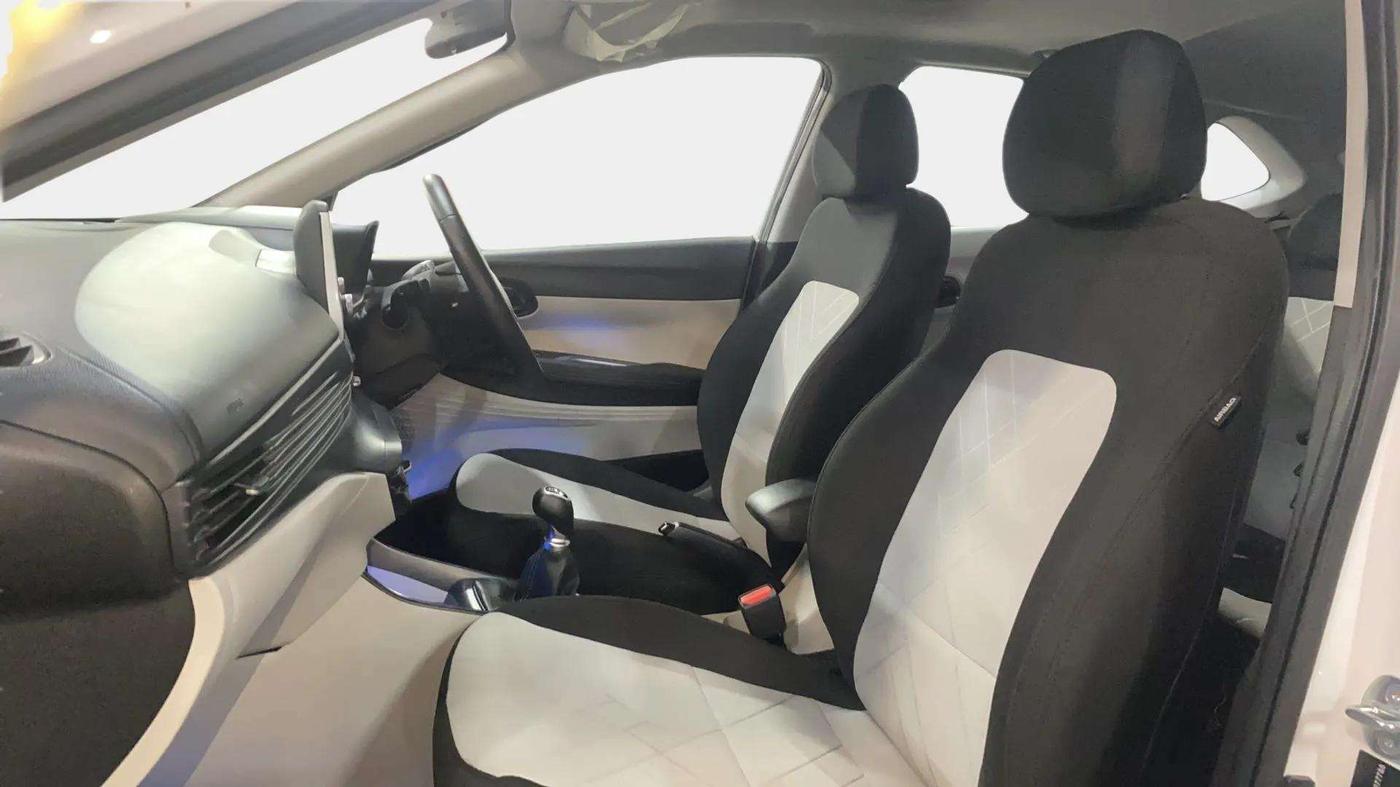 2023 Hyundai NEW I20 ASTA 1.2 MT, Petrol, Manual, 4,077 km, Right Side Front Door Cabin