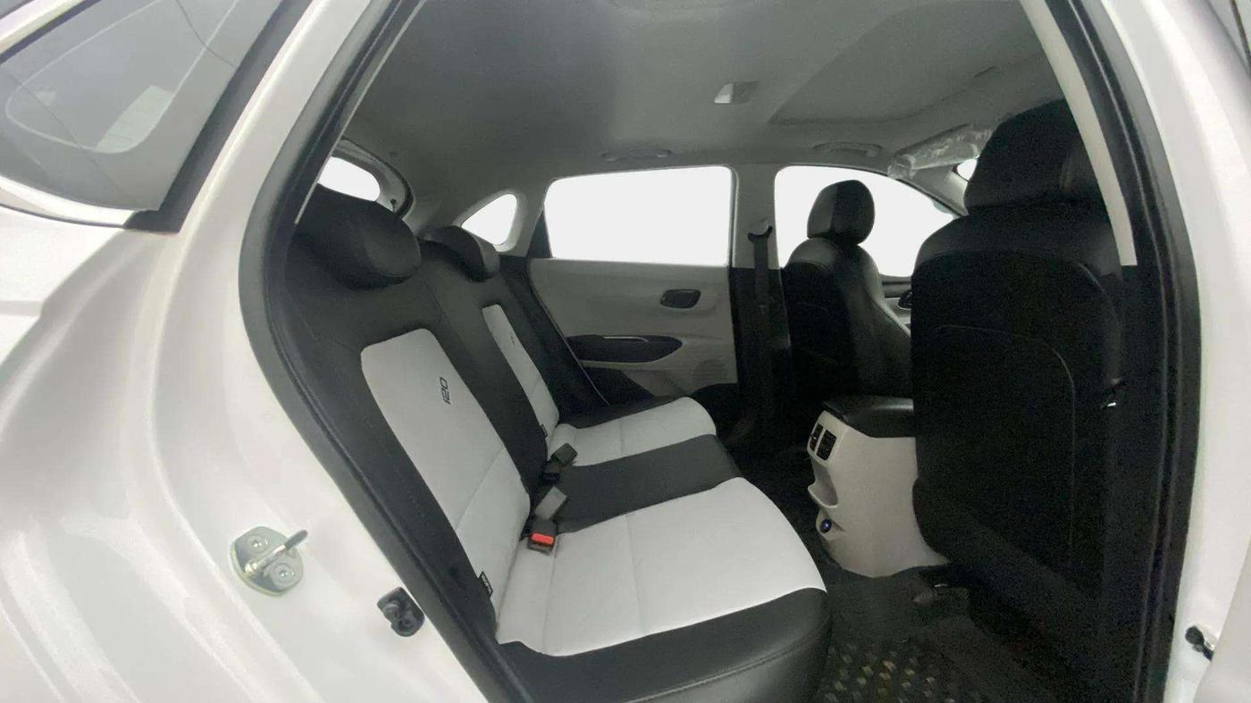 2024 Hyundai NEW I20 ASTA (O) 1.2 MT, Petrol, Manual, 4,961 km, Right Side Rear Door Cabin