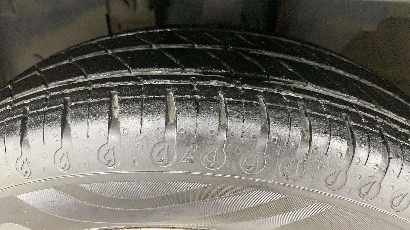 2022 Renault Kwid RXT 1.0 AMT (O), Petrol, Automatic, 24,700 km, Left Front Tyre Tread