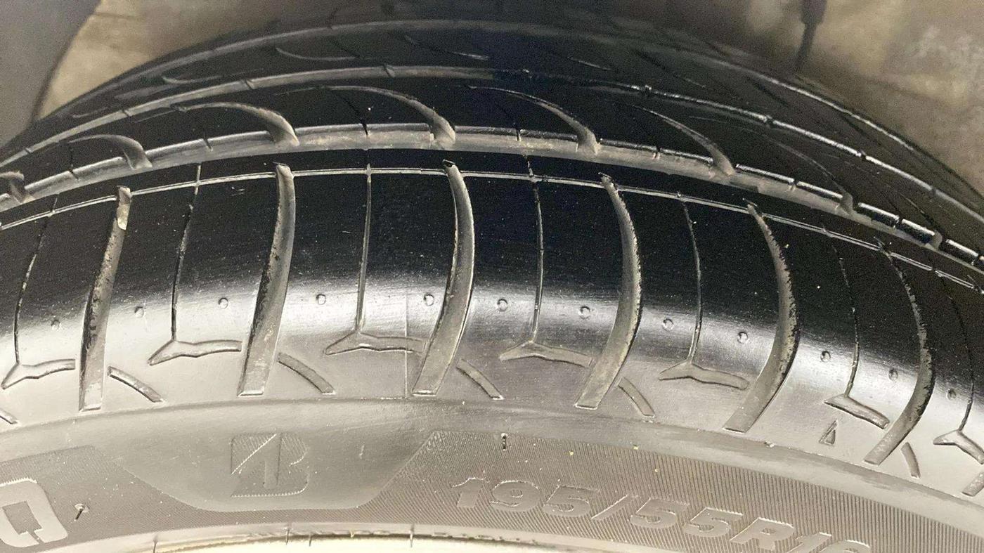 2018 Hyundai Elite i20 ASTA 1.2 (O), CNG, Manual, 40,166 km, Right Rear Tyre Tread
