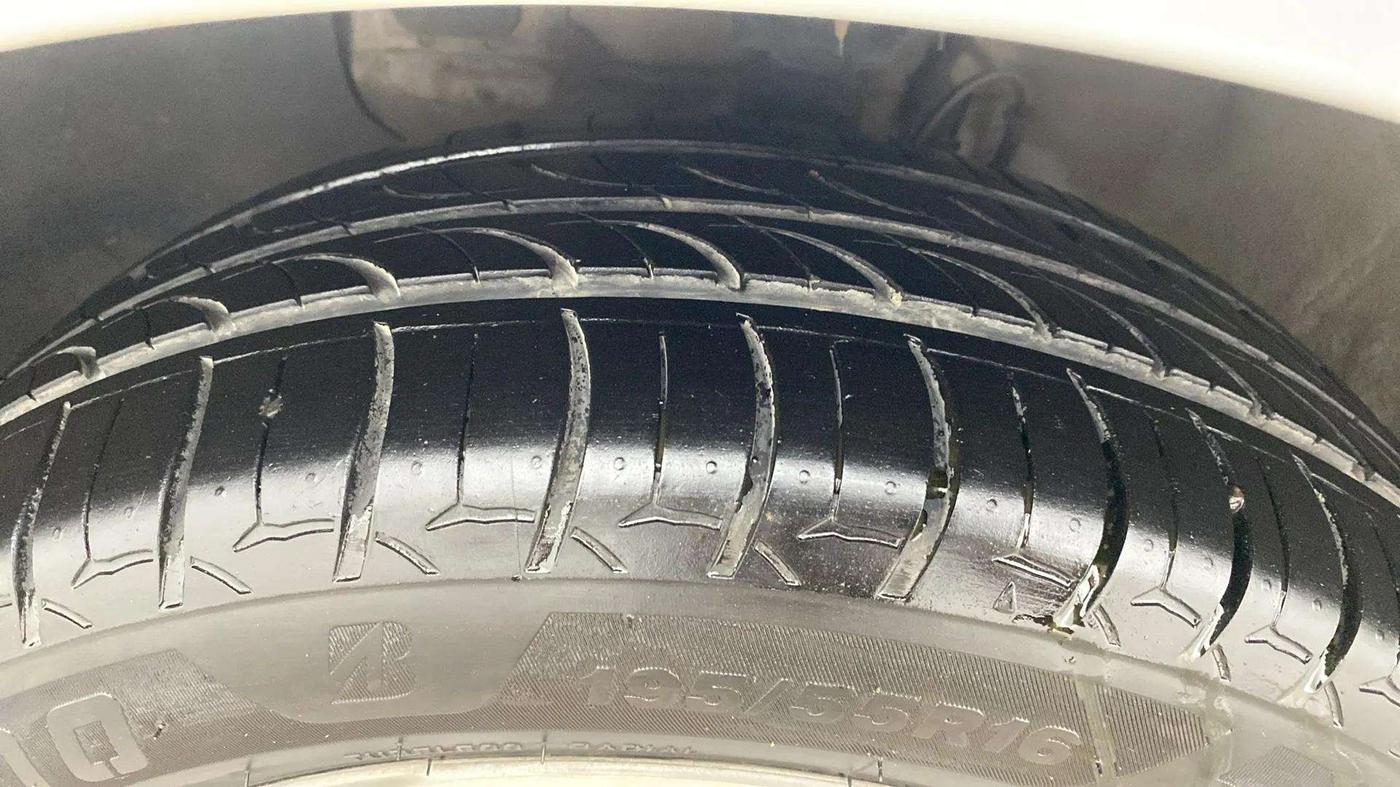 2018 Hyundai Elite i20 ASTA 1.2 (O), CNG, Manual, 40,166 km, Left Front Tyre Tread