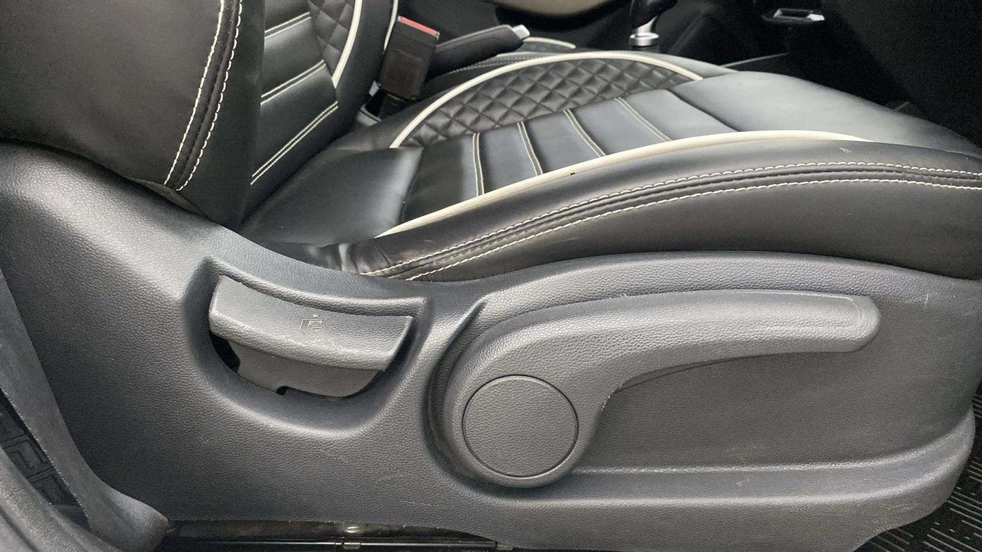 2018 Hyundai Elite i20 ASTA 1.2 (O), CNG, Manual, 40,166 km, Driver Side Adjustment Panel