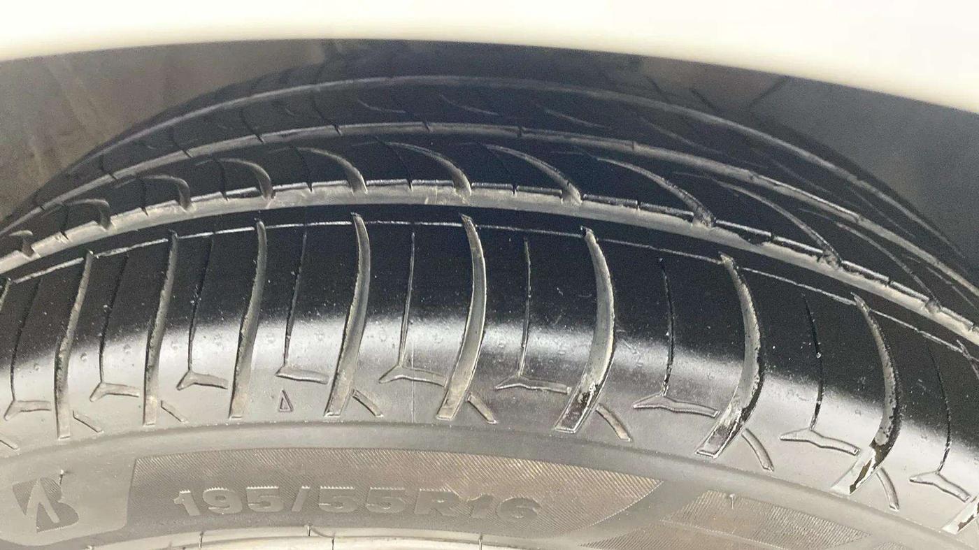2018 Hyundai Elite i20 ASTA 1.2 (O), CNG, Manual, 40,166 km, Right Front Tyre Tread