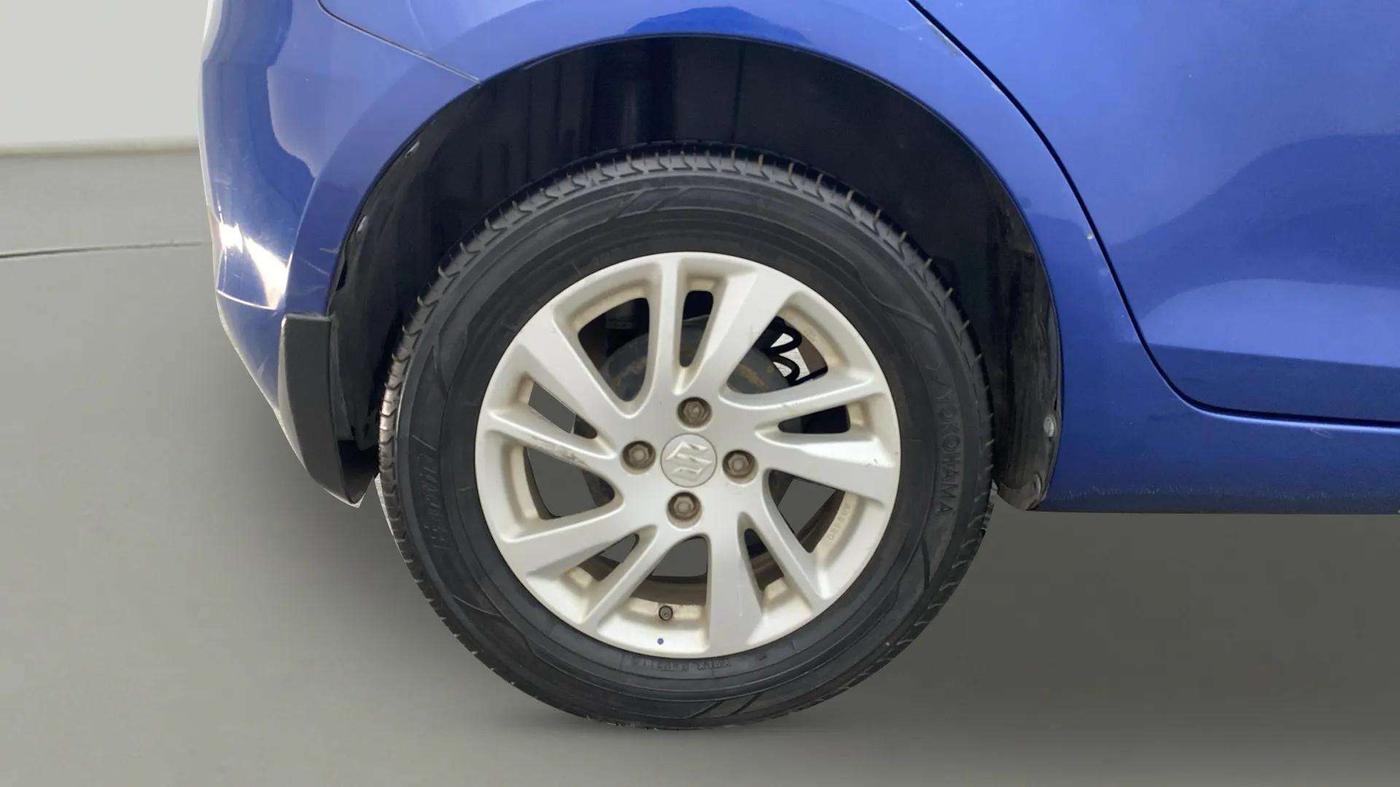 2013 Maruti Swift ZXI, Petrol, Manual, 44,995 km, Right Rear Wheel