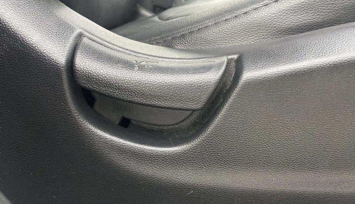 2016 Hyundai Creta E PLUS 1.6 PETROL, Petrol, Manual, 94,441 km, Driver Side Adjustment Panel