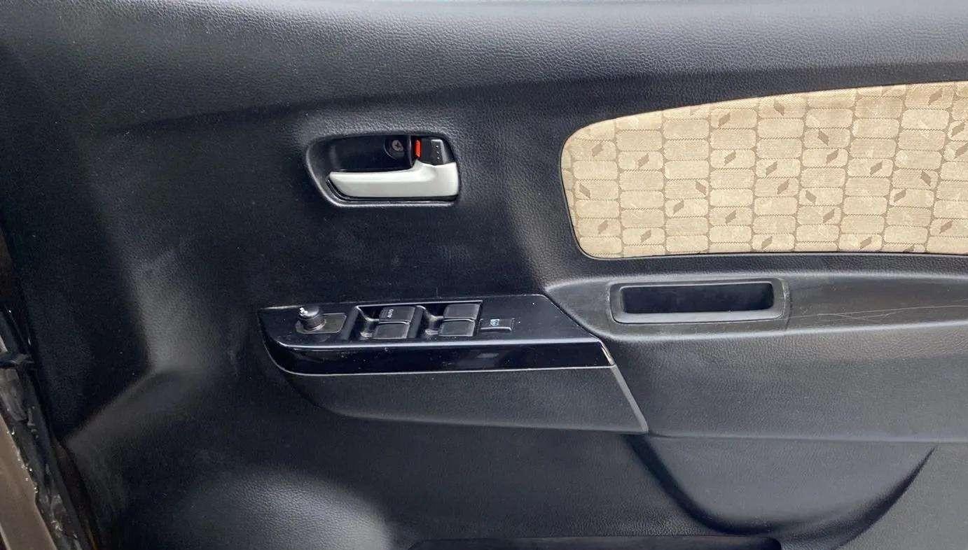 2017 Maruti Wagon R 1.0 VXI AMT, Petrol, Automatic, 41,229 km, Driver Side Door Panels Control