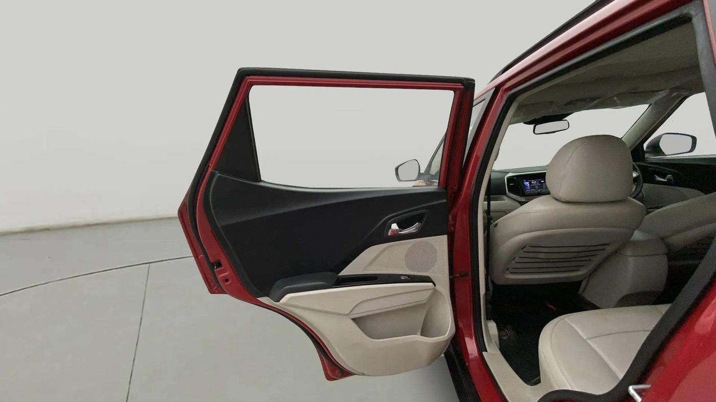 2021 Mahindra XUV300 W8 (O) 1.2 PETROL AMT, Petrol, Automatic, 28,765 km, LHS Rear Door