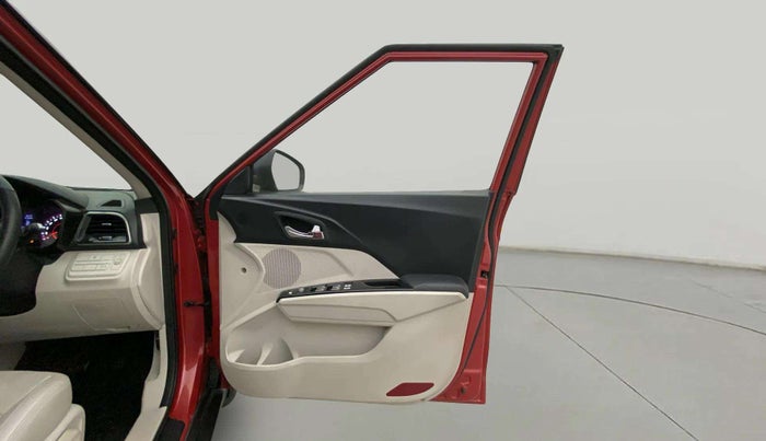 2021 Mahindra XUV300 W8 (O) 1.2 PETROL AMT, Petrol, Automatic, 28,765 km, RHS Front Door