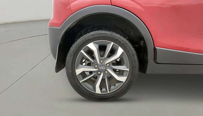 2021 Mahindra XUV300 W8 (O) 1.2 PETROL AMT, Petrol, Automatic, 28,765 km, Right Rear Wheel