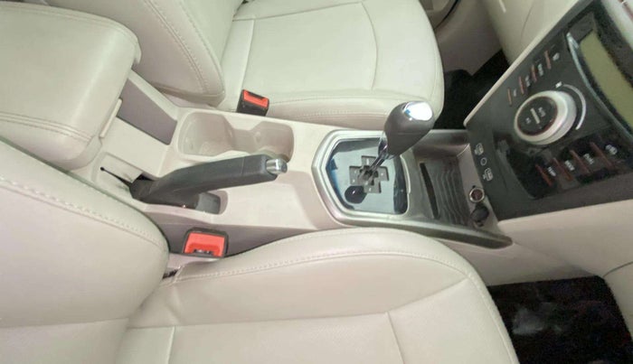 2021 Mahindra XUV300 W8 (O) 1.2 PETROL AMT, Petrol, Automatic, 28,765 km, Gear Lever