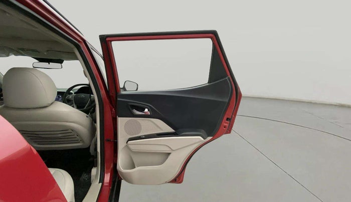 2021 Mahindra XUV300 W8 (O) 1.2 PETROL AMT, Petrol, Automatic, 28,765 km, RHS Rear Door