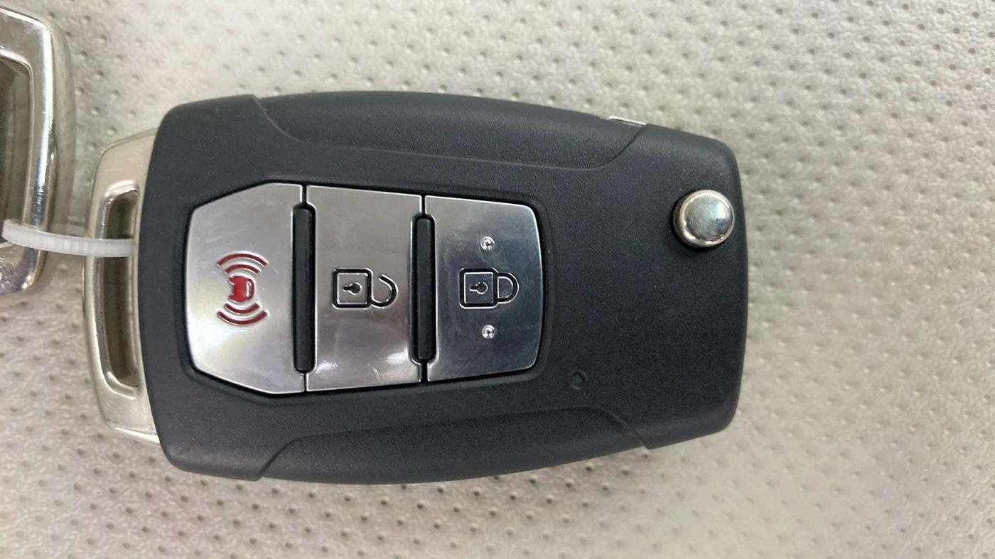 2021 Mahindra XUV300 W8 (O) 1.2 PETROL AMT, Petrol, Automatic, 28,765 km, Key Close Up