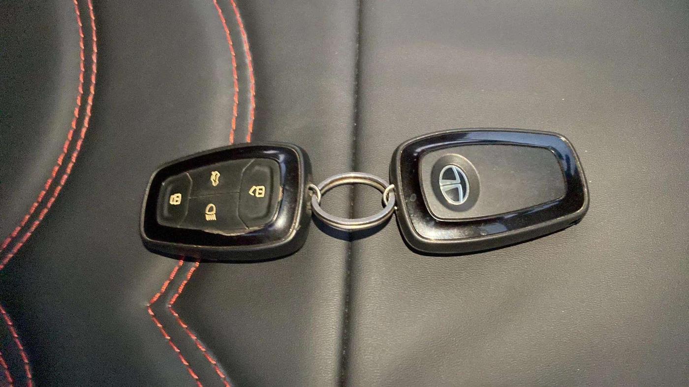 2020 Tata NEXON XZ PLUS (O) DIESEL DUAL TONE, Diesel, Manual, 69,189 km, Key Close Up
