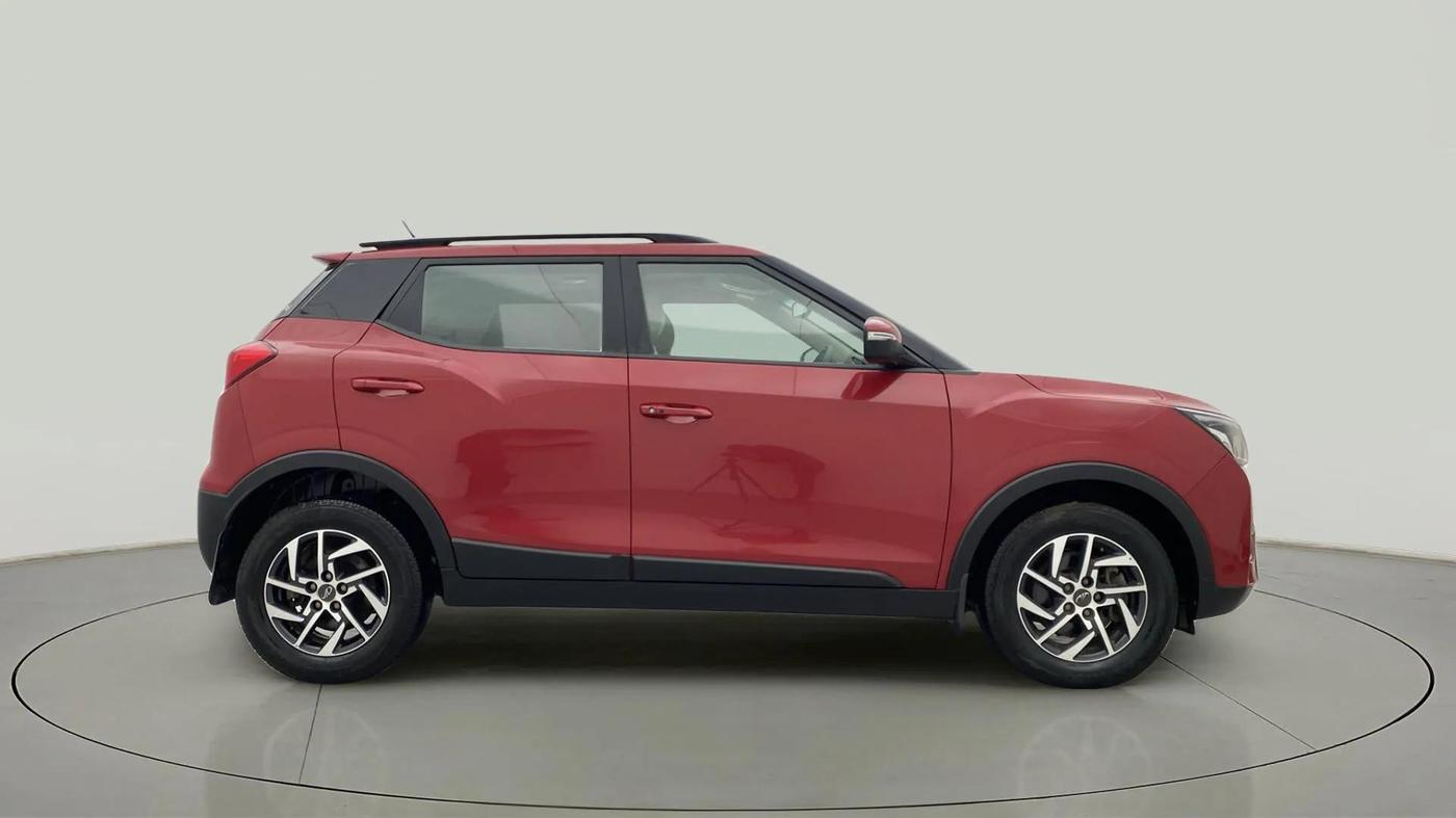 2022 Mahindra XUV300 W8 (O) 1.2 PETROL, Petrol, Manual, 20,440 km, Right Side View