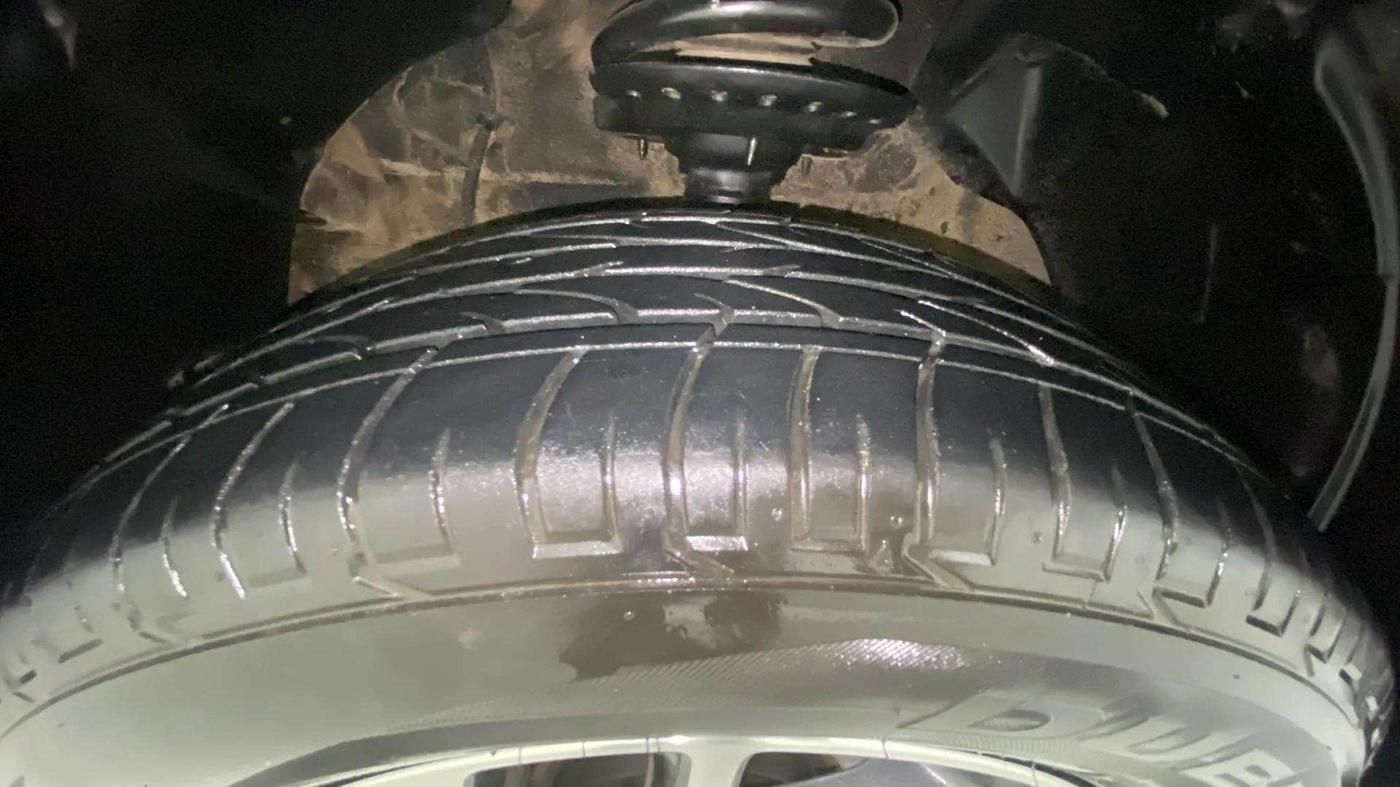 2022 Mahindra XUV300 W8 (O) 1.2 PETROL, Petrol, Manual, 20,440 km, Left Front Tyre Tread