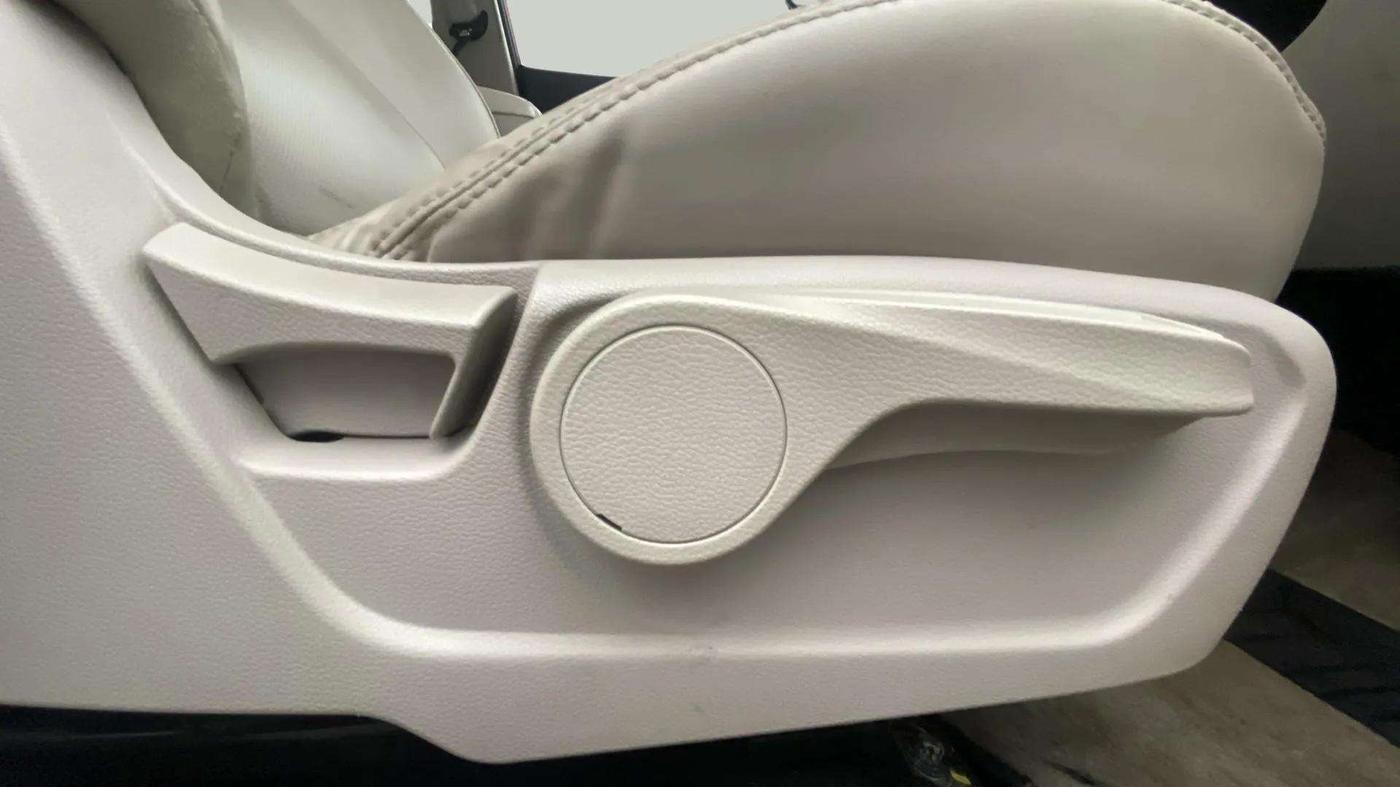 2022 Mahindra XUV300 W8 (O) 1.2 PETROL, Petrol, Manual, 20,440 km, Driver Side Adjustment Panel