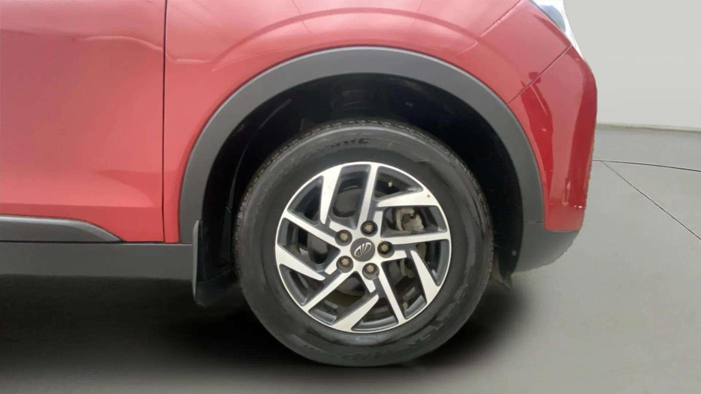 2022 Mahindra XUV300 W8 (O) 1.2 PETROL, Petrol, Manual, 20,440 km, Right Front Wheel