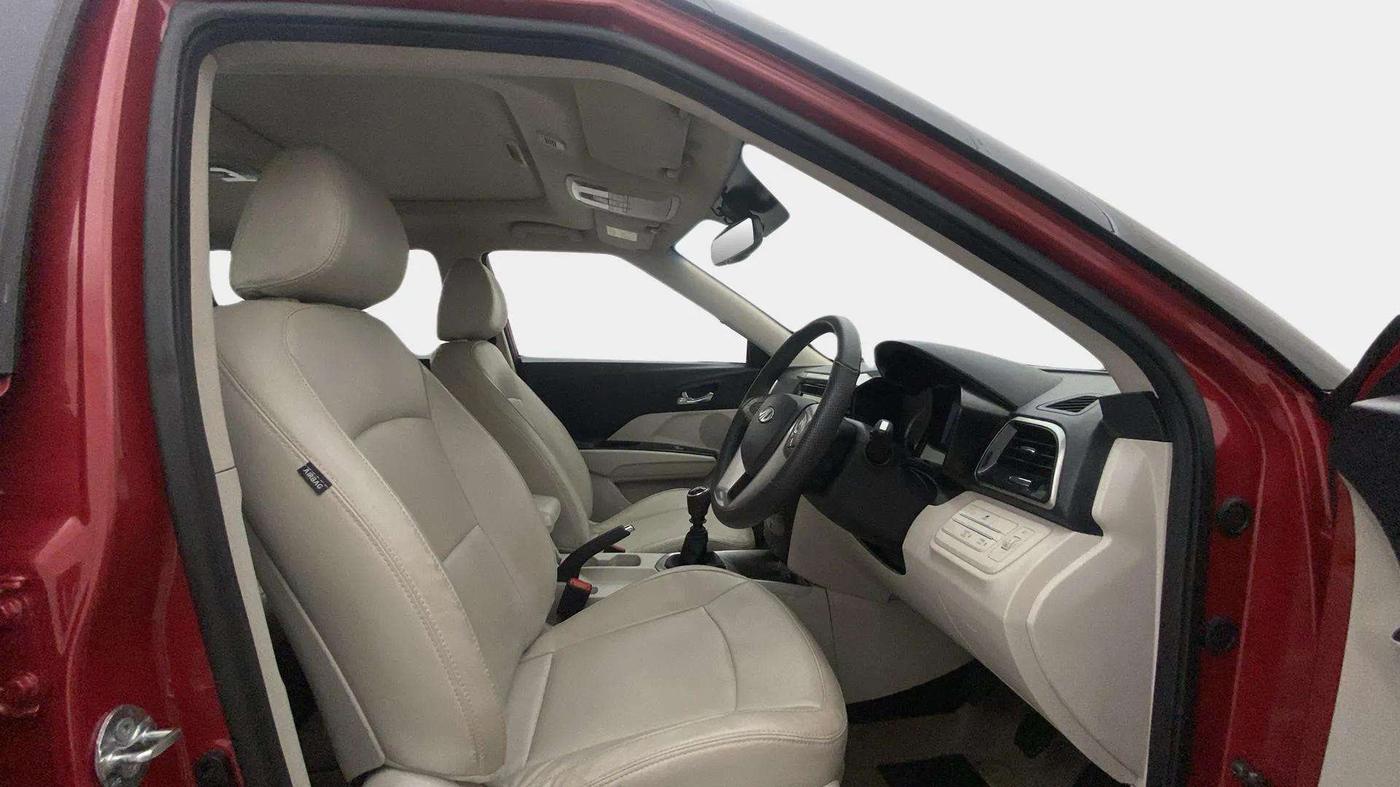 2022 Mahindra XUV300 W8 (O) 1.2 PETROL, Petrol, Manual, 20,440 km, Right Side Front Door Cabin