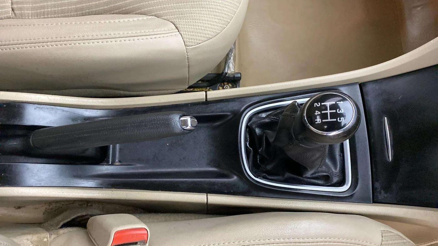 2017 Maruti Ciaz ZETA 1.4  MT PETROL, Petrol, Manual, 77,288 km, Gear Lever