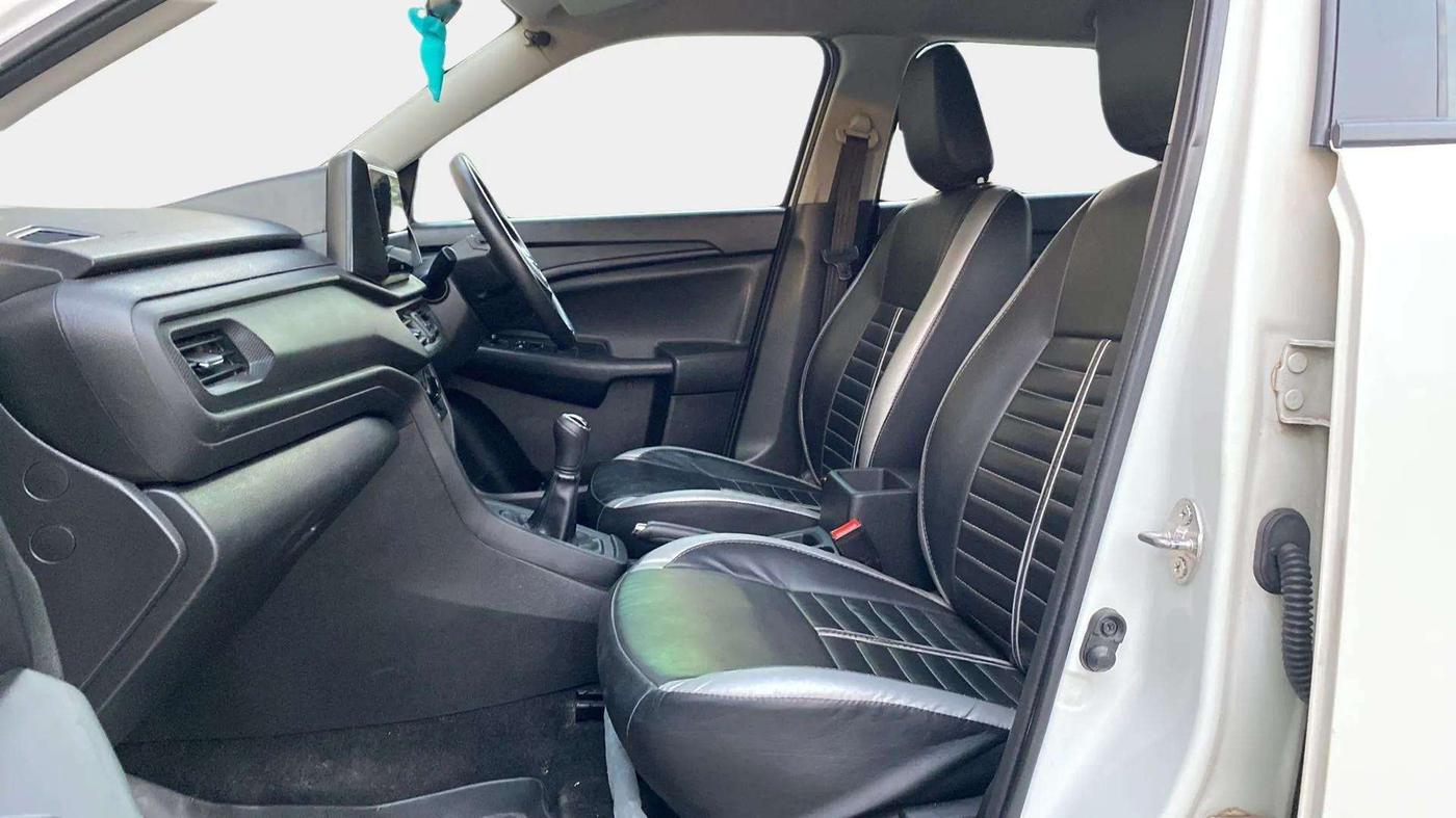 2022 Maruti BREZZA LXI SMART HYBRID, Petrol, Manual, 40,934 km, Right Side Front Door Cabin