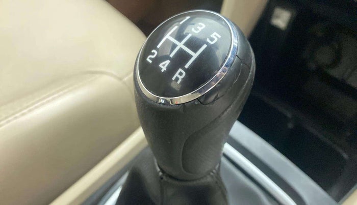 2017 Maruti Ciaz ZXI+, Petrol, Manual, 92,342 km, Gear lever - Knob has minor damage