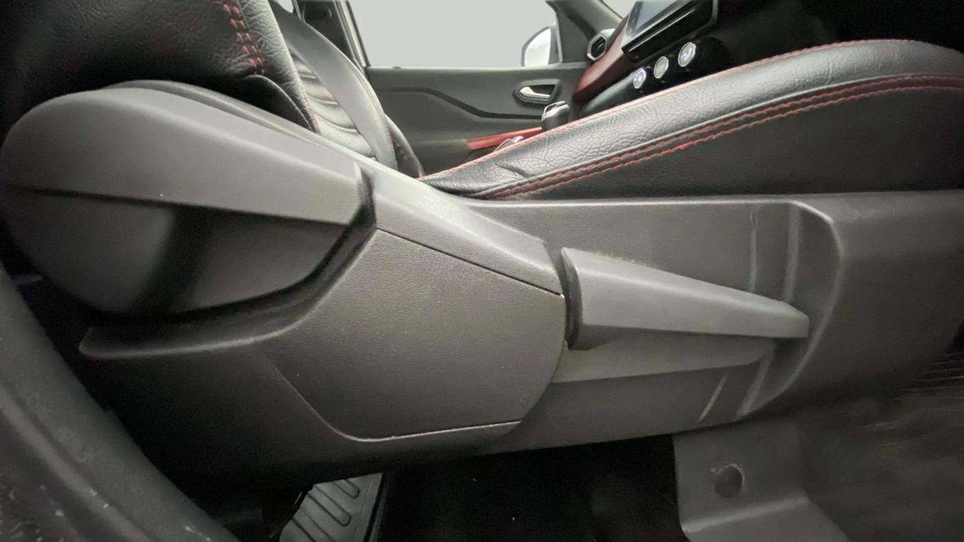 2022 Nissan MAGNITE XV RED EDITION, Petrol, Manual, 39,198 km, Driver Side Adjustment Panel