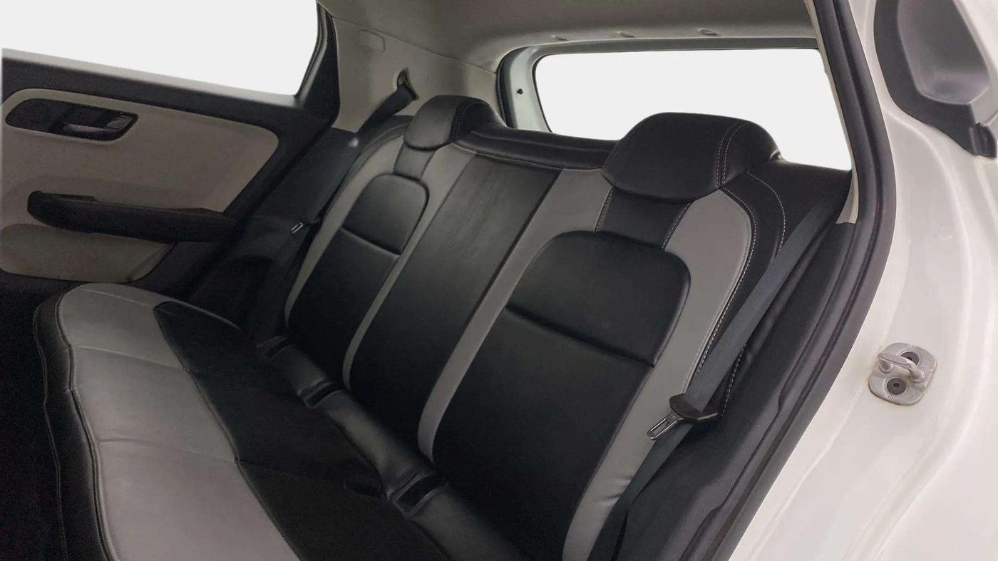 2023 Tata ALTROZ XM PLUS SUNROOF, Petrol, Manual, 7,097 km, Right Side Rear Door Cabin