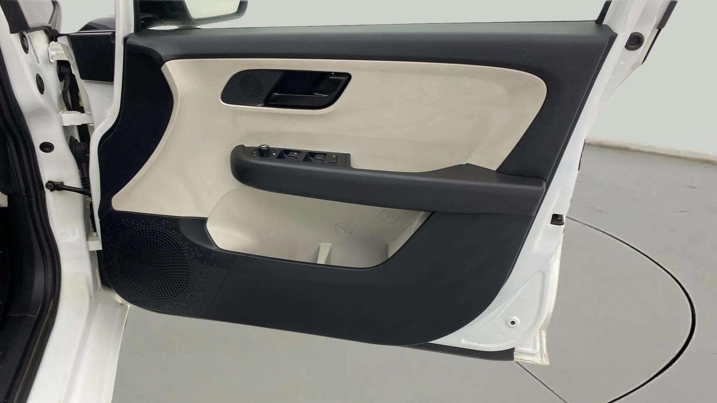 2023 Tata ALTROZ XM PLUS SUNROOF, Petrol, Manual, 7,097 km, Driver Side Door Panels Control