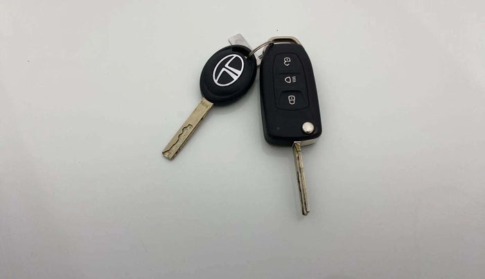 2023 Tata ALTROZ XM PLUS SUNROOF, Petrol, Manual, 7,097 km, Key Close Up