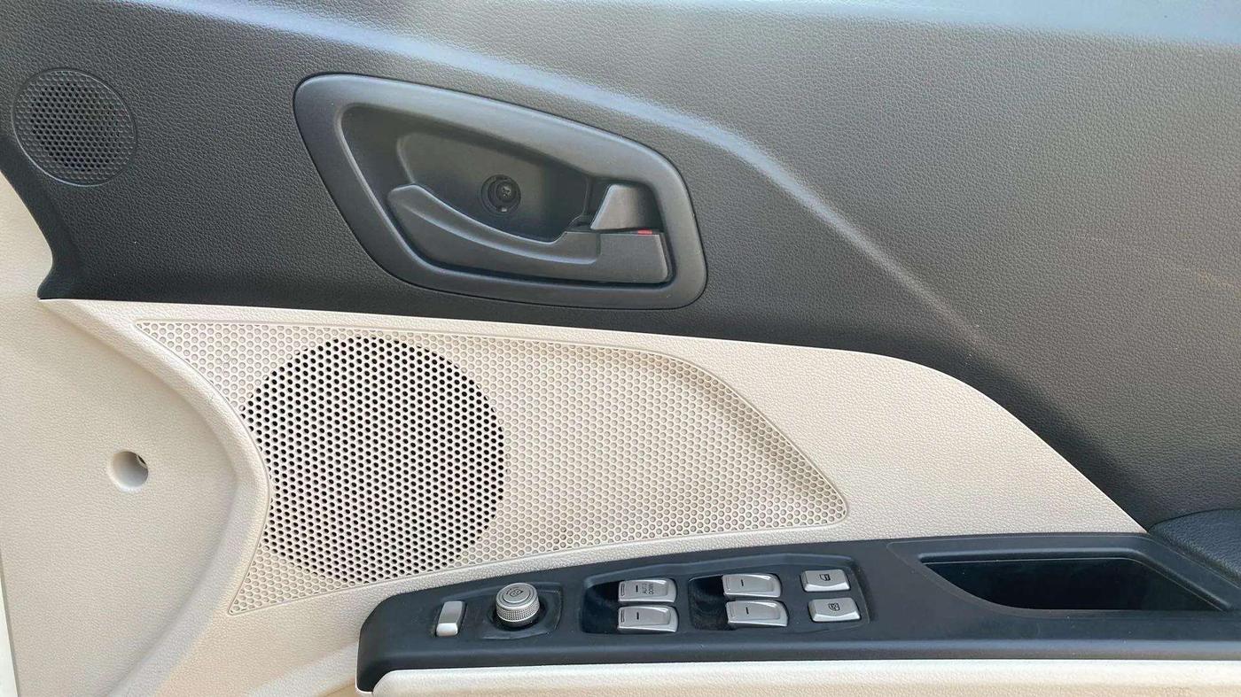 2019 Mahindra XUV300 W6 1.2 PETROL, Petrol, Manual, 69,731 km, Driver Side Door Panels Control