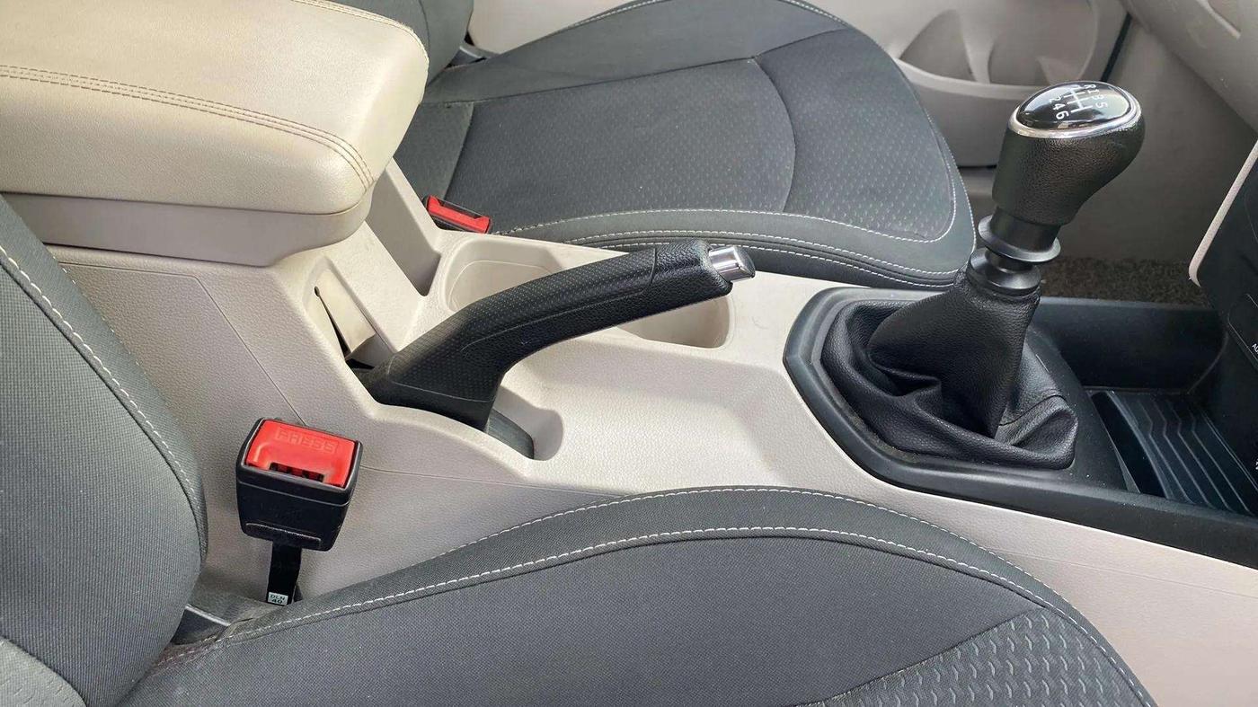 2019 Mahindra XUV300 W6 1.2 PETROL, Petrol, Manual, 69,731 km, Gear Lever