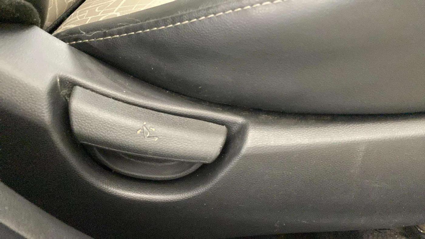 2018 Hyundai Grand i10 SPORTZ 1.2 KAPPA VTVT, CNG, Manual, 88,206 km, Driver Side Adjustment Panel