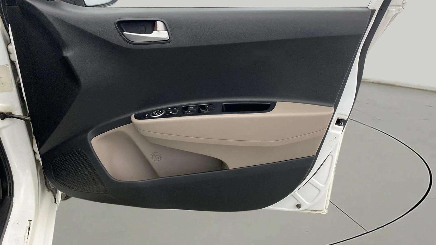 2018 Hyundai Grand i10 SPORTZ 1.2 KAPPA VTVT, CNG, Manual, 88,206 km, Driver Side Door Panels Control