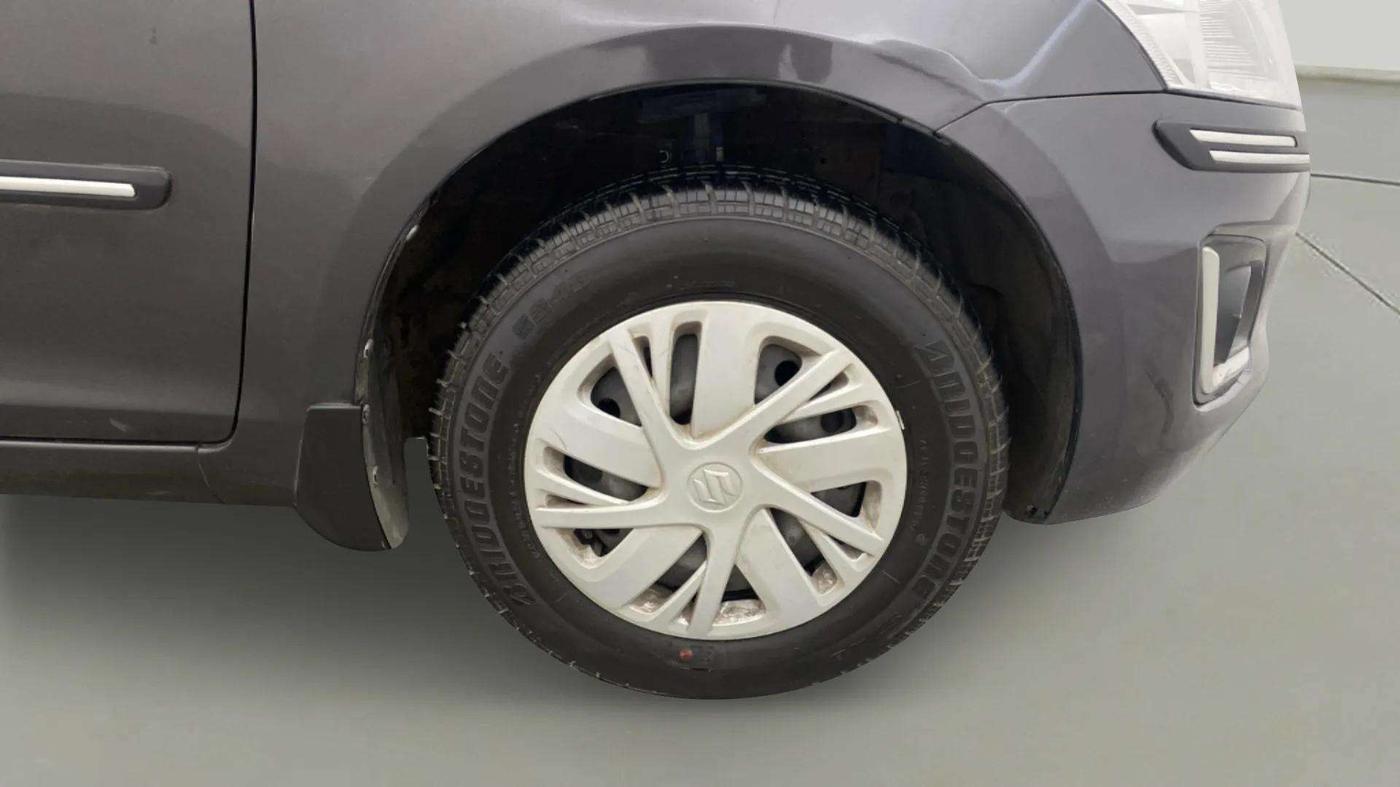 2015 Maruti Swift VXI, Petrol, Manual, 41,442 km, Right Front Wheel
