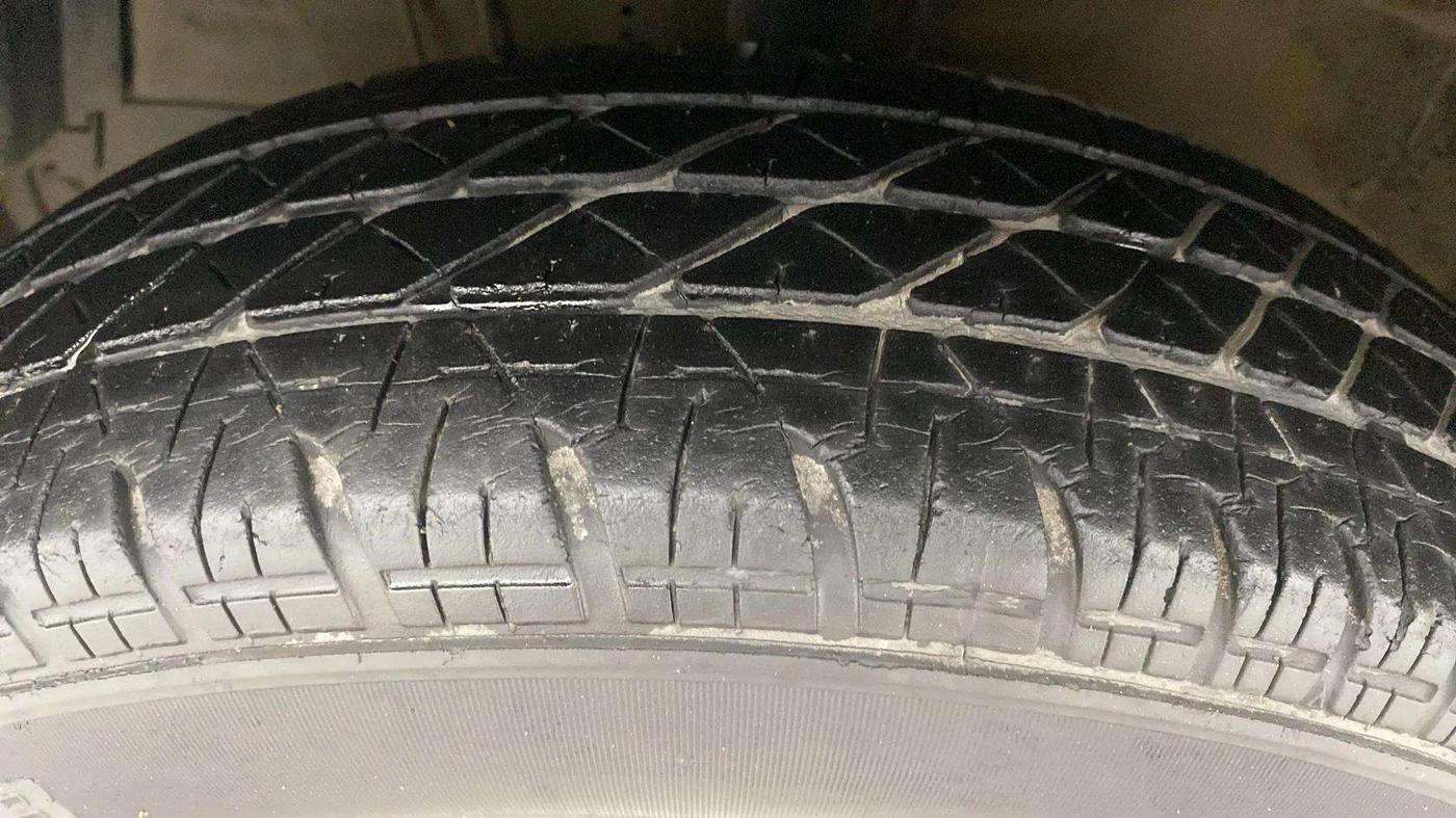 2015 Maruti Swift VXI, Petrol, Manual, 41,442 km, Left Front Tyre Tread