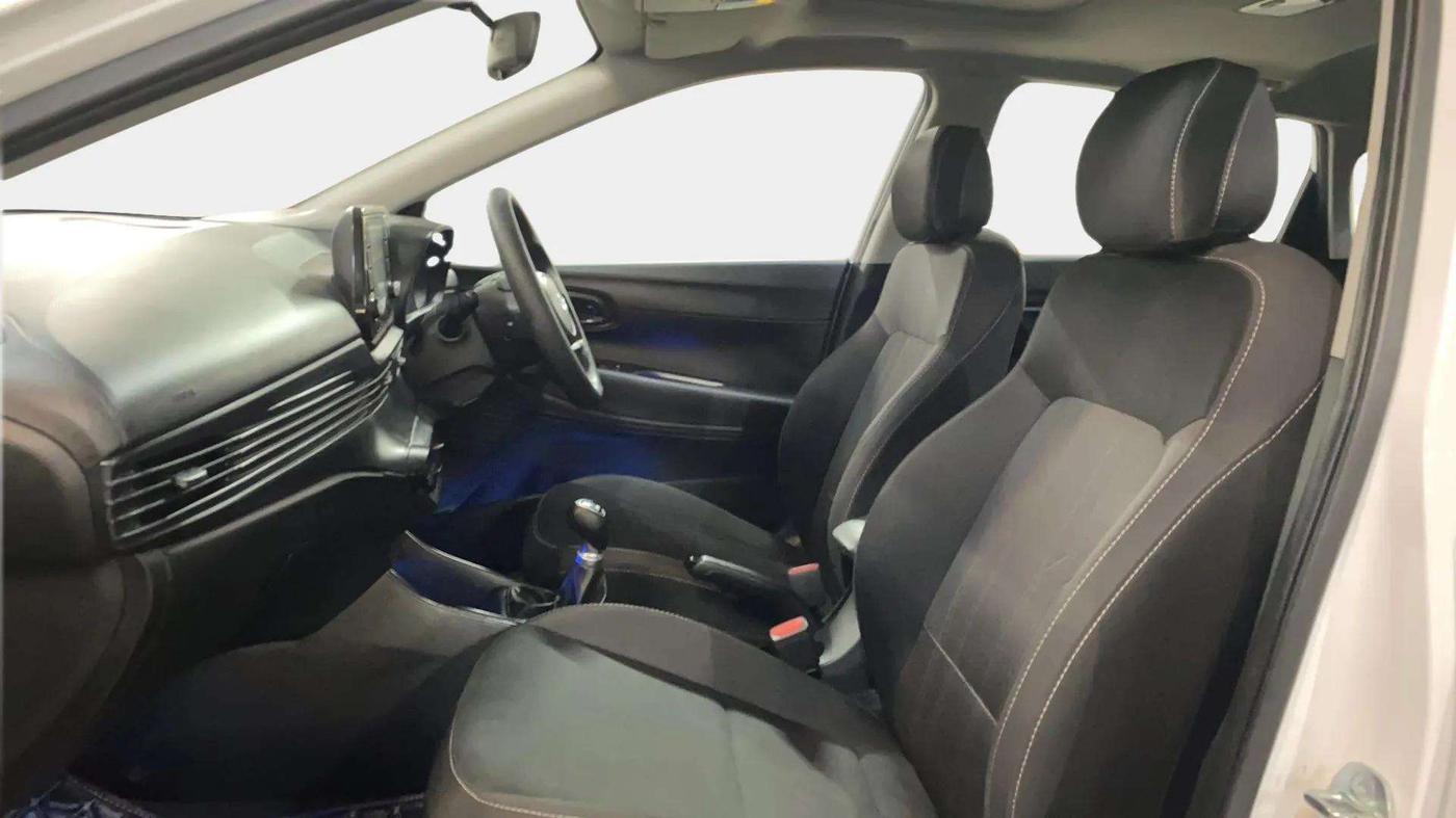2023 Hyundai NEW I20 ASTA 1.2 MT, Petrol, Manual, 28,257 km, Right Side Front Door Cabin