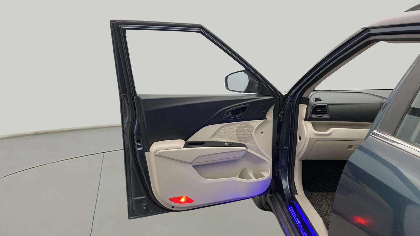 2021 Mahindra XUV300 W6 1.2 PETROL AMT, Petrol, Automatic, 13,715 km, LHS Front Door