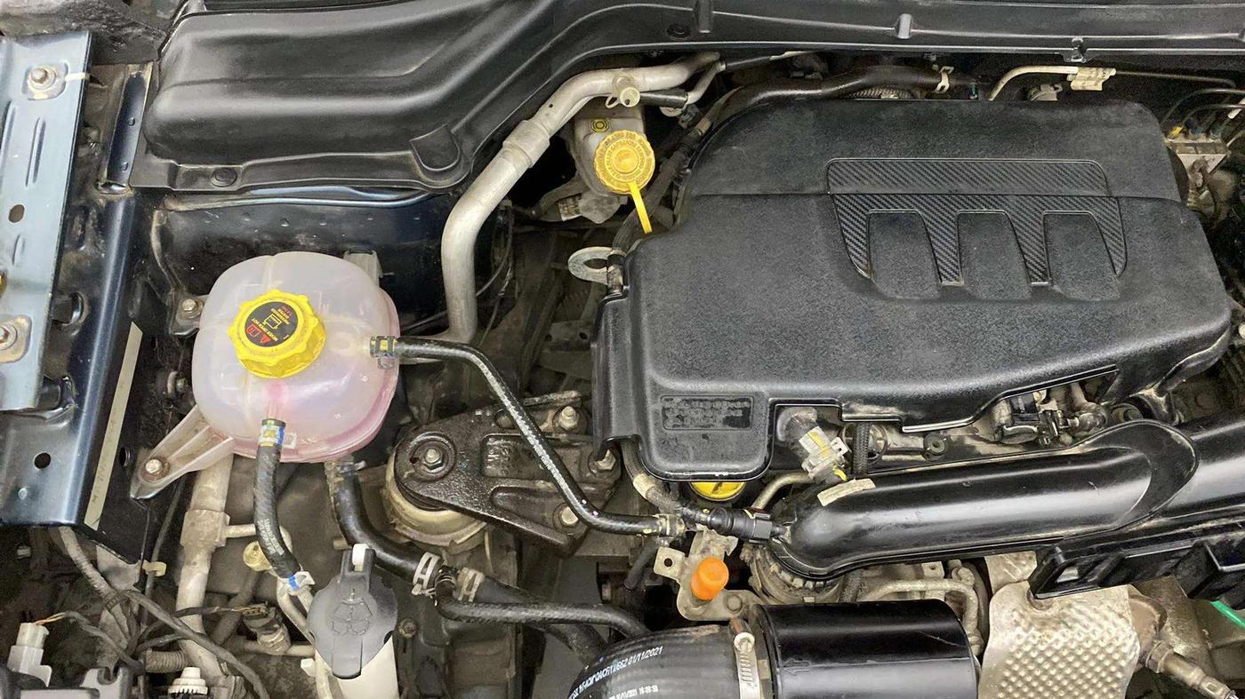 2021 Mahindra XUV300 W6 1.2 PETROL AMT, Petrol, Automatic, 13,715 km, Engine View - Right