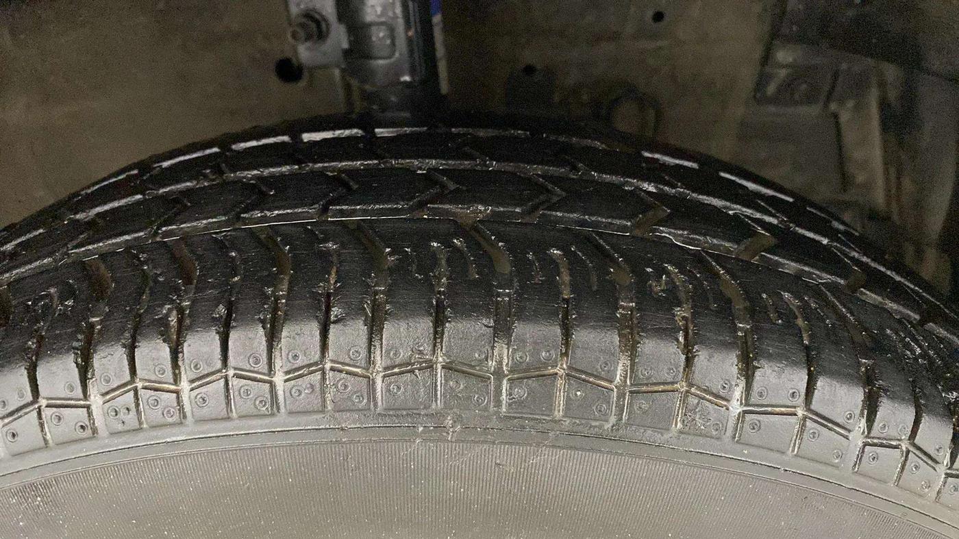 2017 Maruti Swift LXI (O), Petrol, Manual, 60,074 km, Right Front Tyre Tread