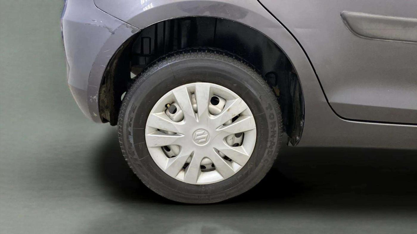 2017 Maruti Swift LXI (O), Petrol, Manual, 60,074 km, Right Rear Wheel