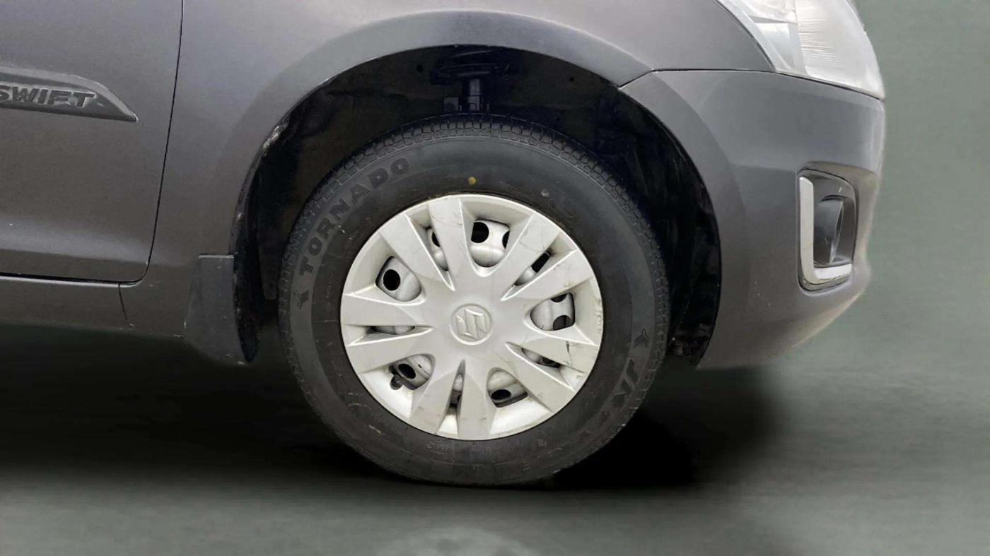 2017 Maruti Swift LXI (O), Petrol, Manual, 60,074 km, Right Front Wheel