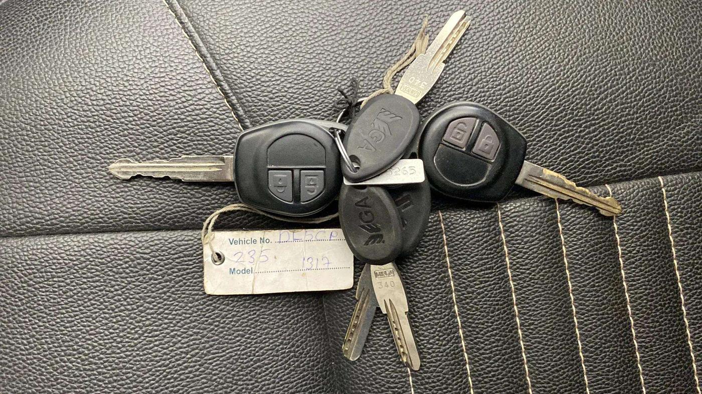 2017 Maruti Swift LXI (O), Petrol, Manual, 60,074 km, Key Close Up
