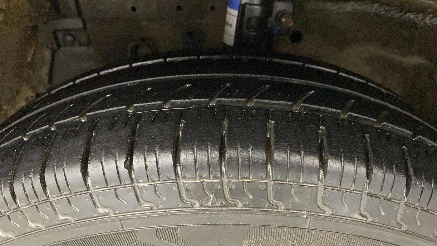 2017 Maruti Swift LXI (O), Petrol, Manual, 60,074 km, Left Front Tyre Tread